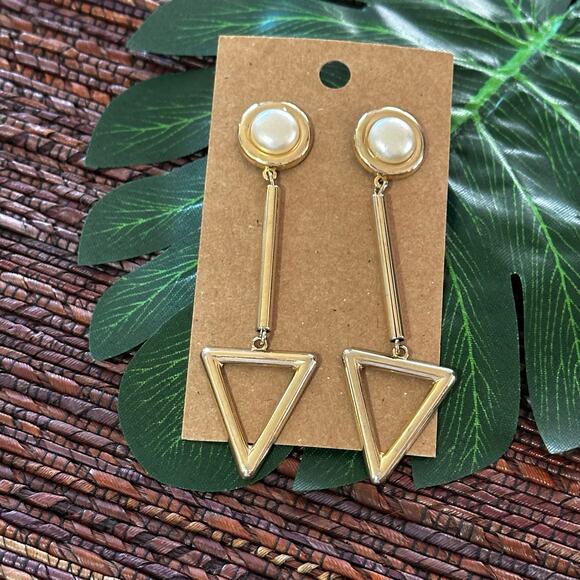 BOGO FREE TRIANGLE PEAL BEAD EARRINGS - Picture 1 of 4